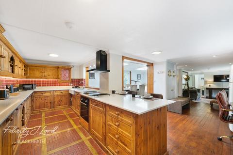 2 bed property, in Occupation Lane, £675,000