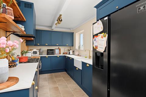 4 bed property, in High Street, £800,000