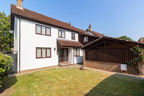 4 bed property, in Garstons Close, £550,000