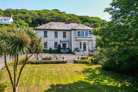 12 bed property, in Hills View, £1,900,000