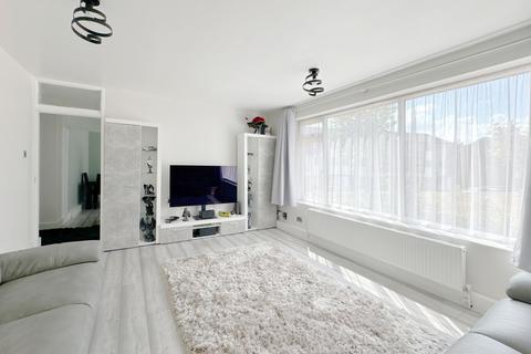 2 bed property, in Abbey Park, £345,000