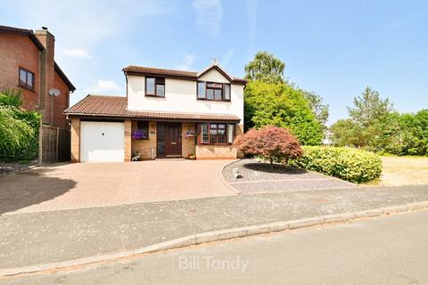 3 bed property, in Warren Croft, £330,000