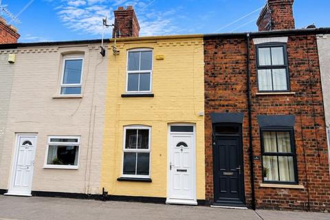 2 bed property, in Carlton Street, £160,000