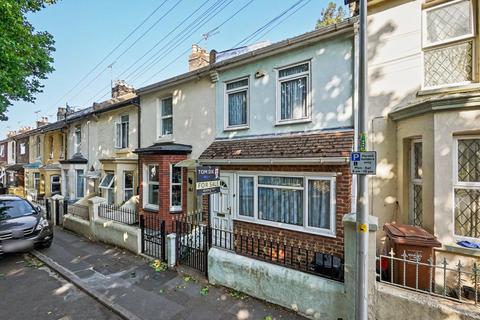 2 bed property, in Sidney Road, £190,000