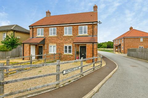 2 bed property, in Orchard Close, £210,000