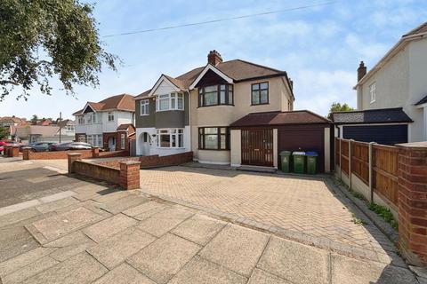 3 bed property, in Horsham Road, £520,000