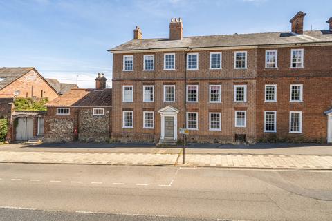 6 bed property, in Bury St. Edmunds, £850,000