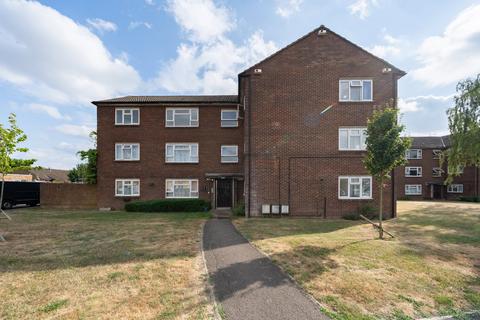 2 bed property, in Tower Road, £200,000