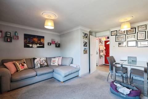 2 bed property, in Hampden Court, £175,000
