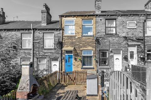 2 bed property, in Sykes Street, £145,000