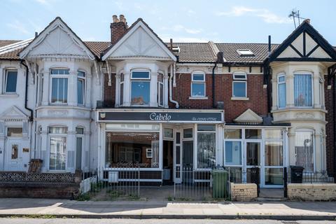 2 bed property, in Chichester Road, £280,000