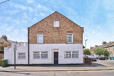 2 bed property, in Selby Road, £475,000