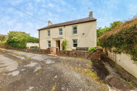 4 bed property, in High Street, £140,000