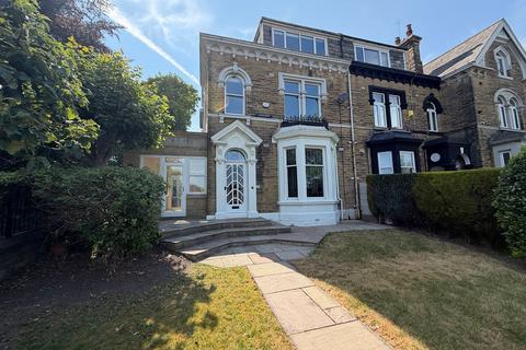5 bed property, in Bradford Road, £550,000