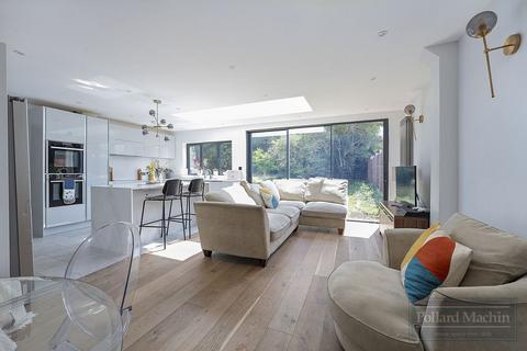 3 bed property, in Kingswood Avenue, £625,000