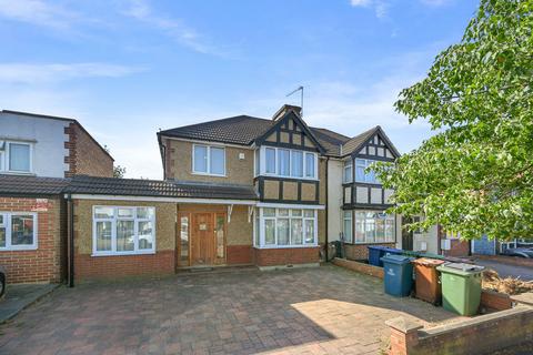 4 bed property, in Parkside Way, £735,000