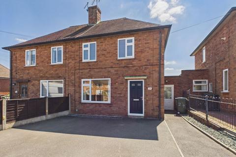 2 bed property, in Woodberry Close, £255,000