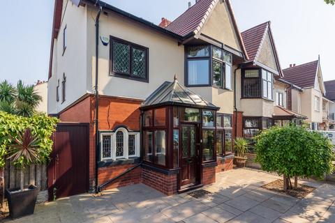 5 bed property, in Oxford Drive, £475,000
