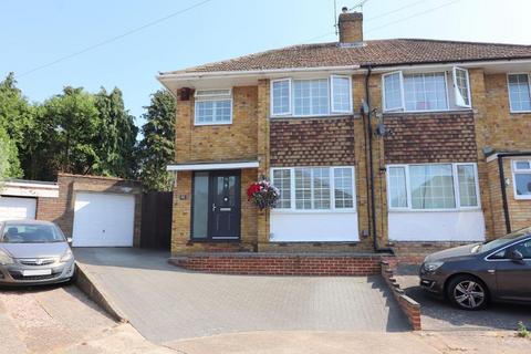 3 bed property, in Kynance Close, £385,000
