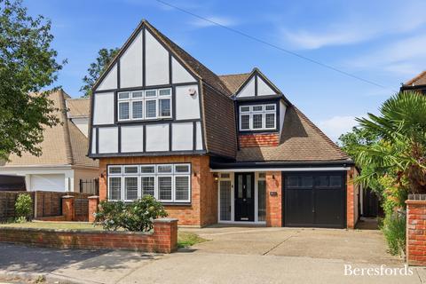 3 bed property, in Great Nelmes Chase, £825,000