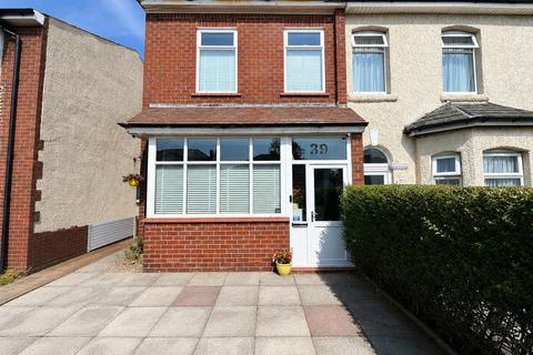 3 bed property, in Kew Road, £250,000
