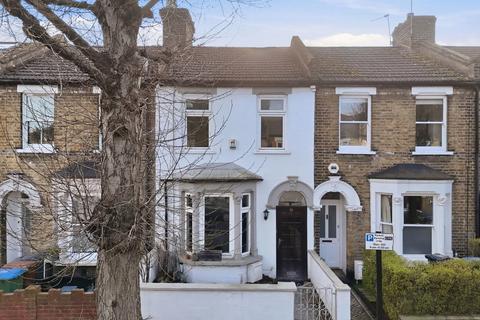 3 bed property, in Cheneys Road, £600,000