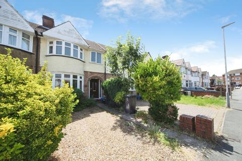 3 bed property, in Hurst Way, £285,000