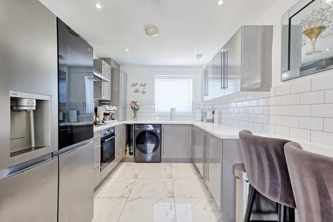 2 bed property, in Barrett Way, £260,000