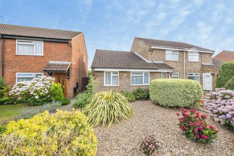 2 bed property, in Acorn Close, £195,000