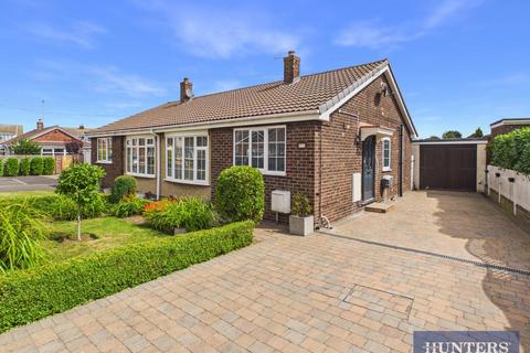2 bed property, in Cowlings Close, £230,000