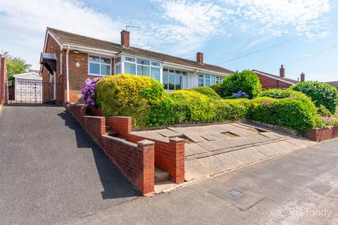 2 bed property, in The Ridgeway, £220,000