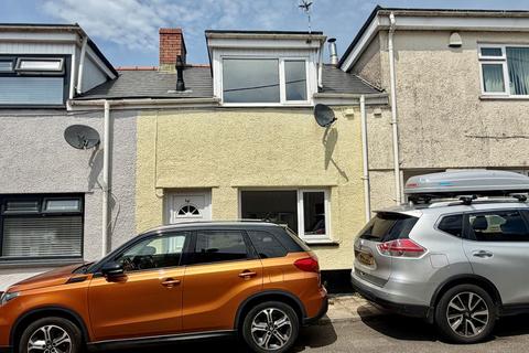 2 bed property, in Metcalfe Street, £65,000