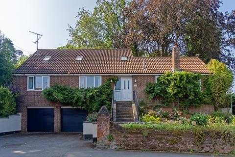 4 bed property, in Warwick Road, £900,000