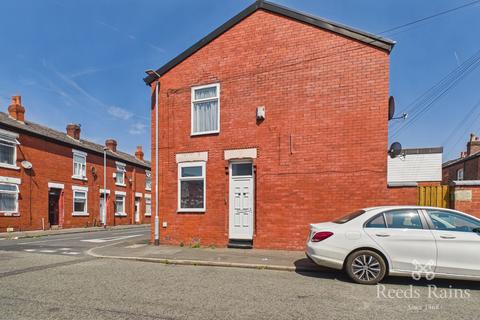 2 bed property, in Knutsford Road, £185,000