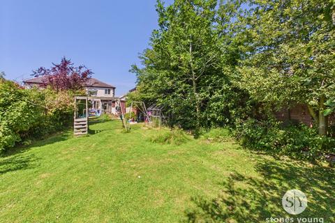 3 bed property, in Yew Tree Drive, £289,950