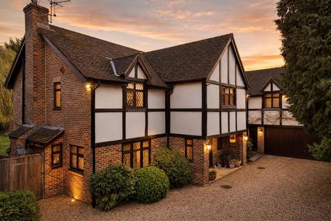 7 bed property, in Hamlyn Close, £2,250,000