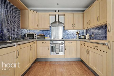 2 bed property, in Whitehall Quay, £165,000