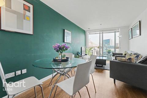 2 bed property, in Whitehall Quay, £165,000