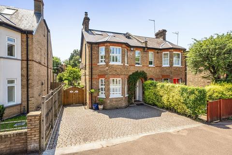 4 bed property, in High Road, £899,950