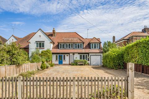 3 bed property, in Manor Road, £750,000