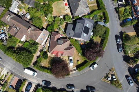 3 bed property, in Cross Way, £575,000