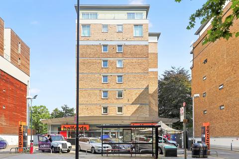 2 bed property, in Chiswick High Road, £425,000