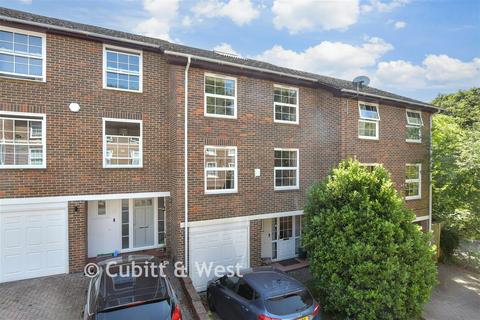 3 bed property, in Ardshiel Drive, £600,000