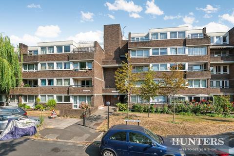 2 bed property, in Augustus Close, £350,000