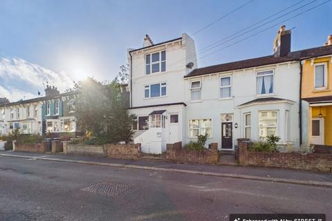 4 bed property, in St. Georges Road, £350,000