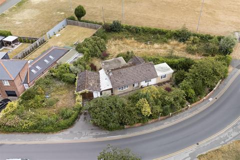 3 bed property, in Burnby Lane, £525,000