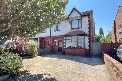 4 bed property, in Lyndhurst Road, £300,000