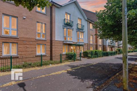2 bed property, in Vellacott Close, £195,000