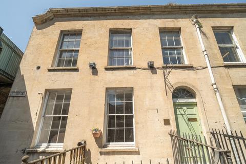 7 bed property, in Rowcroft, £750,000
