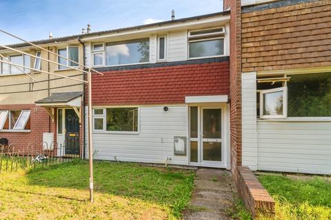2 bed property, in Woolsington Close, £120,000
